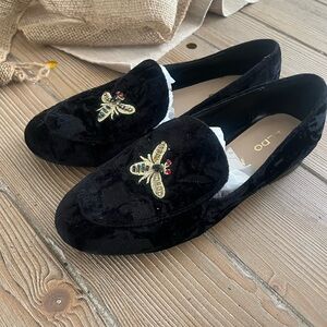 Beautiful Aldo classic flats. Velvet black in size 7.5. Great condition 🖤🥿